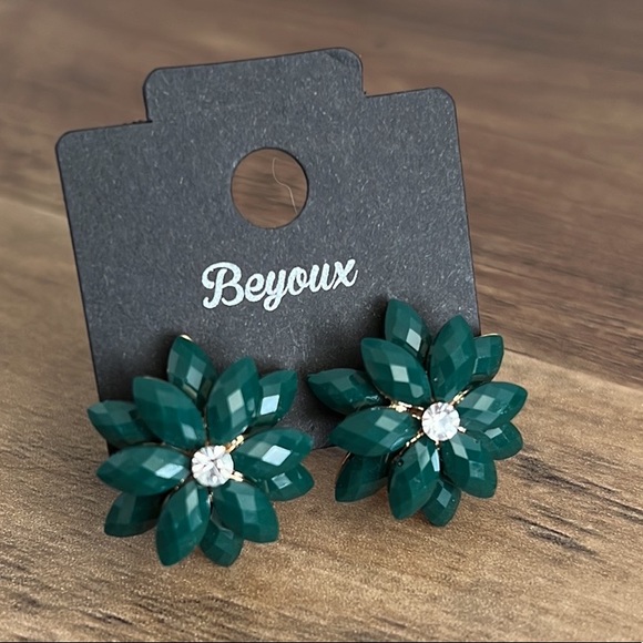 NEW❣️Floral Gem Stud Earrings Emerald Green - Picture 6 of 6